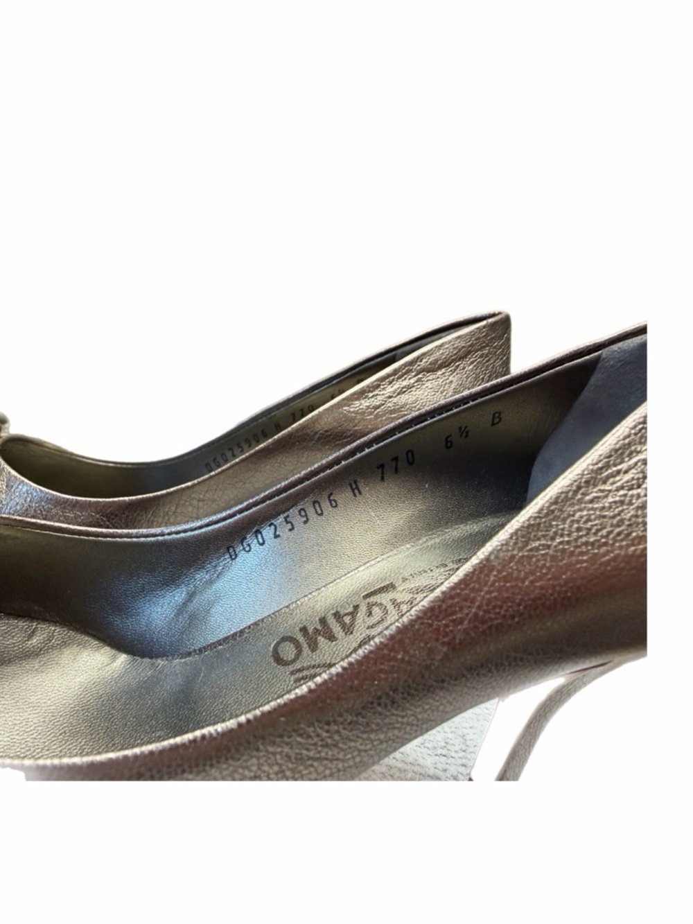 SALVATORE FERRAGAMO RIBES 70
METALLIC BRONZE VARA BOW PEEP
TOE PUMPS 6.5 B - Picture 15 of 15